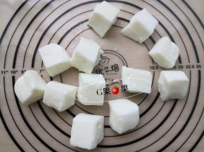 ACA空气炸烤箱预热的时候，我们可以把冷藏后的鲜奶切成大小均匀的小块