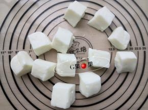ACA空气炸烤箱预热的时候，我们可以把冷藏后的鲜奶切成大小均匀的小块