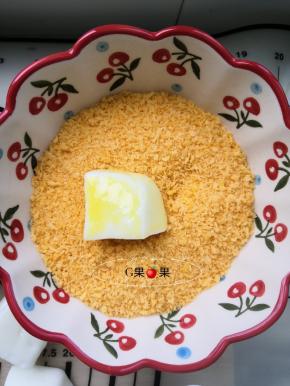 放入鸡蛋液里滚一下