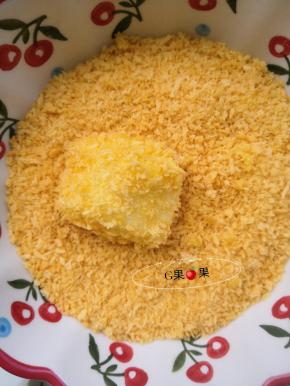 然后再放入面包糠里，均匀的裹上面包糠