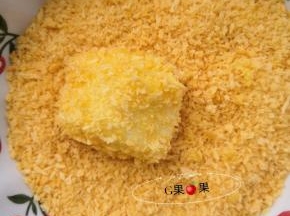 然后再放入面包糠里，均匀的裹上面包糠