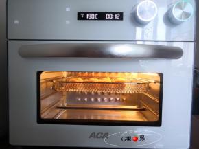 把烤籃放入ACA空气炸烤箱180度，空炸10分钟