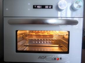 把烤籃放入ACA空气炸烤箱180度，空炸10分钟