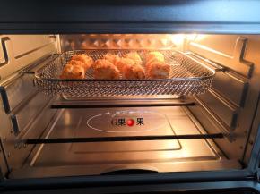 待鲜奶块表面变成金黄色即可