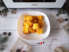 用食物夹子或者是防烫手套从烤箱内取出摆盘