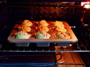 模具入烤箱中层，上下180度烤25分钟。（时间及温度仅供参考，具体根据自家烤箱性能另定）