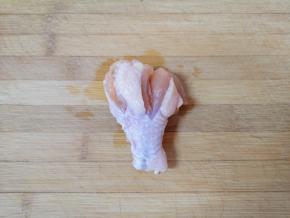 鸡翅根洗干净，用刀转圈划几道，方便入味。