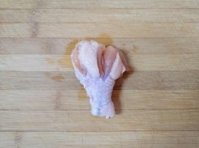 鸡翅根洗干净，用刀转圈划几道，方便入味。
