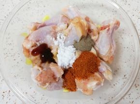 放入盐、糖粉、黑胡椒粉、辣椒粉、生抽和蚝油。