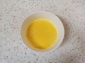 土鸡蛋打散。