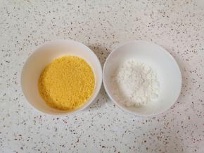 准备好面包糠和面粉。