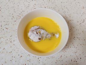 再放入蛋液里面浸泡几秒。