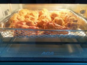 一下这是烤了10分钟的翅根，已经滋滋冒油了。