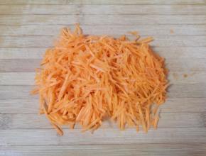 胡萝卜洗干净擦成细丝。