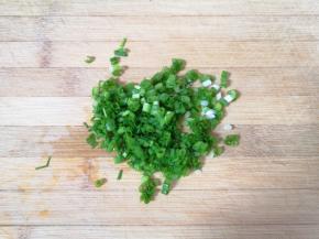 小葱切成葱花。