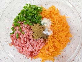 加入盐、鸡精、十三香和花椒粉搅拌均匀。