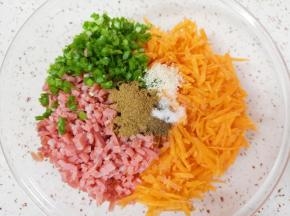 加入盐、鸡精、十三香和花椒粉搅拌均匀。
