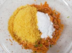 加入面包糠、玉米淀粉、油条粉（可以用面粉代替）和香油。