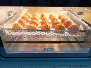 8分钟以后炸篮里的丸子已经变的微黄。