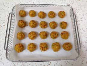 将炸篮取出（小心烫手），给丸子上面刷上一层食用油。