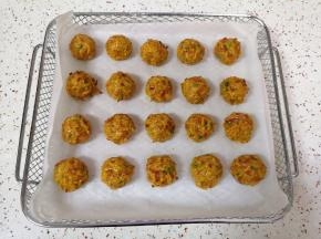 将炸篮取出（小心烫手），给丸子上面刷上一层食用油。