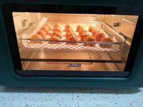 继续送入空气炸烤箱，选择炸烤箱的“空气炸”功能，190度炸烤8分钟。