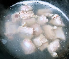 锅中烧开水放入排骨同时放入料酒焯水去除油脂血水和杂质后立即放入冷水中冲洗干净沥干水份