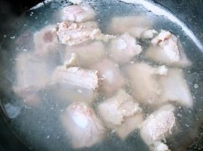 锅中烧开水放入排骨同时放入料酒焯水去除油脂血水和杂质后立即放入冷水中冲洗干净沥干水份