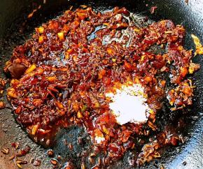 放入调味料糖、蚝油、一品鲜酱油炒匀