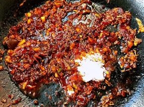 放入调味料糖、蚝油、一品鲜酱油炒匀