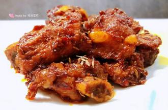 香辣可口的孜然排骨装入盘中就大功告成了