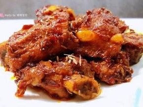 香辣可口的孜然排骨装入盘中就大功告成了