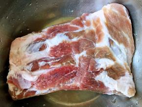 新鲜的一整扇排骨要做一道非常诱人的美味