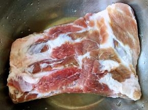 新鲜的一整扇排骨要做一道非常诱人的美味