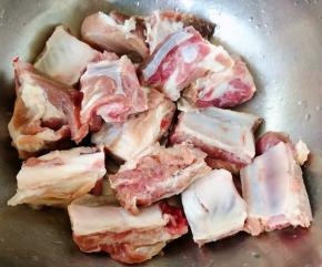 排骨剁成大小均匀的块状在清水中浸泡一会儿洗净