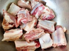 排骨剁成大小均匀的块状在清水中浸泡一会儿洗净
