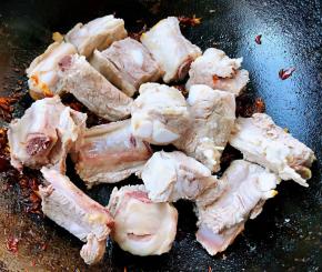 放入焯好水的排骨