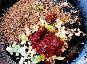 锅中倒入底油加热放入花椒八角孜然炸香再放入葱姜蒜爆香放入郫县豆瓣酱