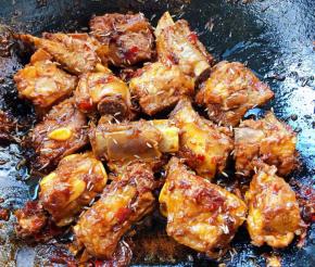 最后撒上味精和孜然提鲜即可出锅享用