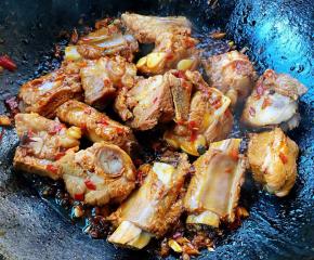 排骨炒匀使每一块排骨裹上酱料