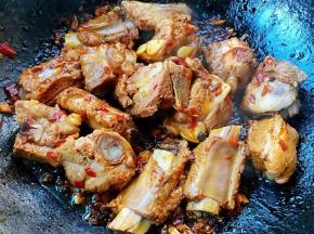 排骨炒匀使每一块排骨裹上酱料