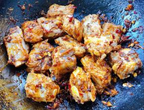 炖至排骨汤汁不多时放入盐炒匀入味