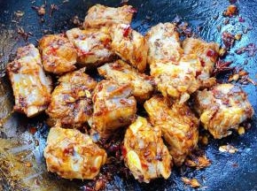 炖至排骨汤汁不多时放入盐炒匀入味