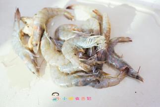 虾清洗干净备用，要选大一点的虾这样做这个才好吃