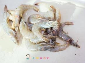 虾清洗干净备用，要选大一点的虾这样做这个才好吃
