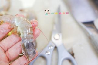 把虾用剪刀开背拉出虾肠，这样更干净也更容易入味