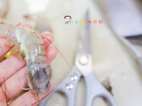 把虾用剪刀开背拉出虾肠，这样更干净也更容易入味