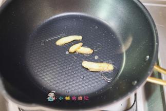 锅里放少许油加入姜片 可以去腥