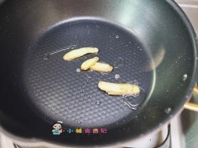 锅里放少许油加入姜片 可以去腥