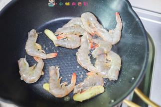 倒入虾翻炒一下
中间我们调一个酱汁，我选的番茄酱是无添加纯番茄，最好不要给孩子吃那种有添加剂的番茄沙司，或者你们买其他没有添加剂的番茄沙司也可以，番茄酱50g 水100g一岁以上可加酱油6g 醋4g 糖8g混合均匀